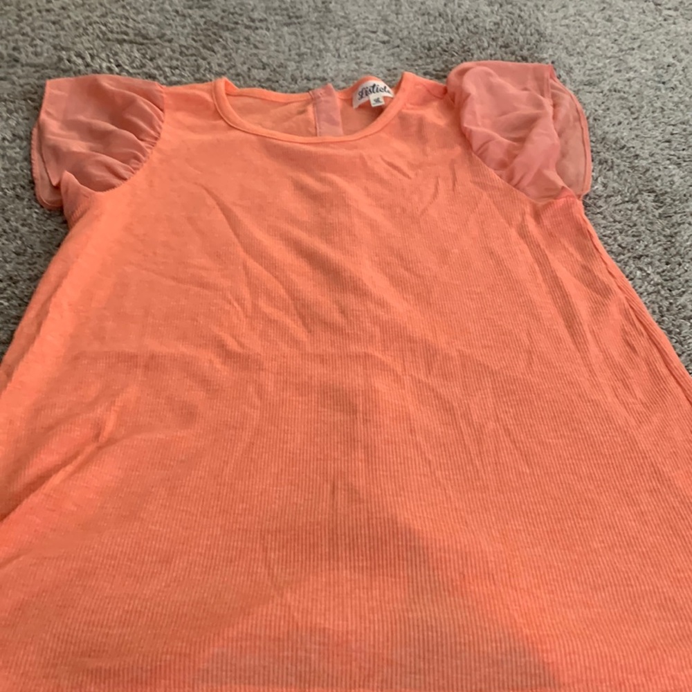 Beautiful peach/orange colored t shirt size large Listicle brand